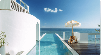 Hôtel luxueux avec piscine face à la mer