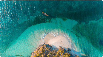 Plage paradisiaque avec eau turquoise